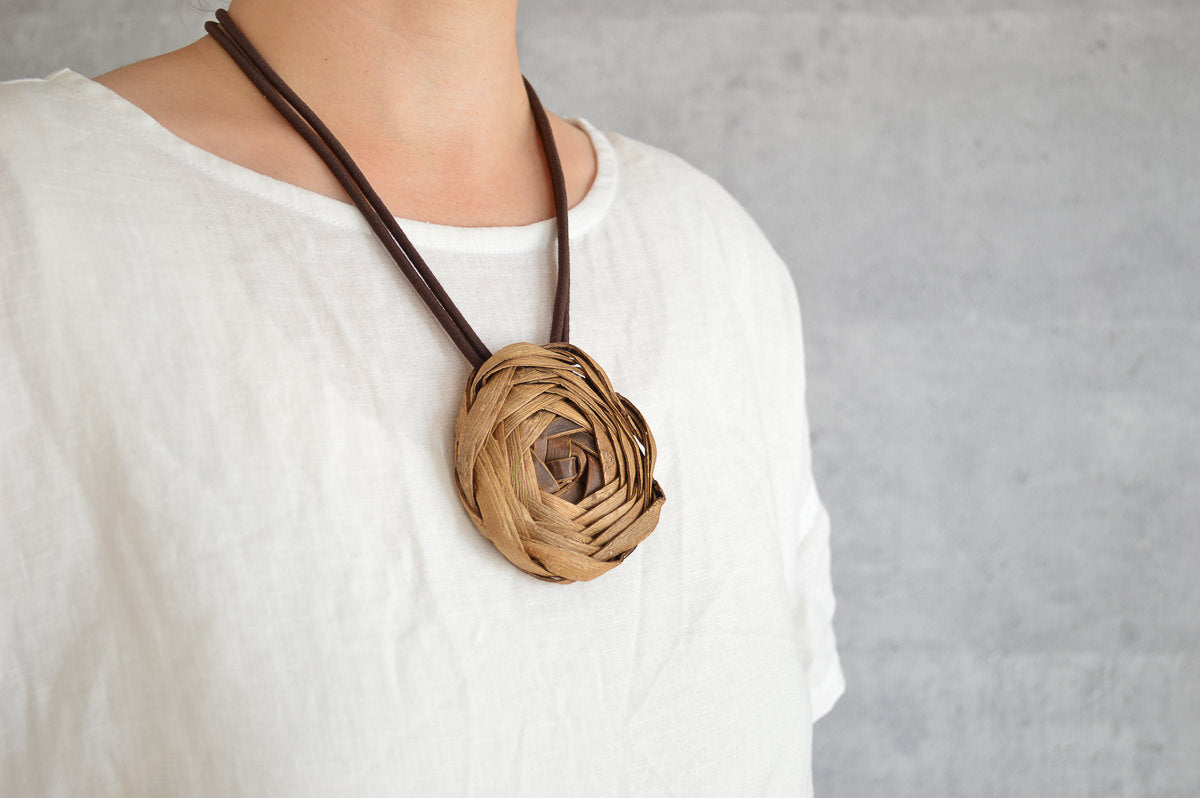 Pendant “Rose” / Walnut Bark / Yamagata-JPN 311416