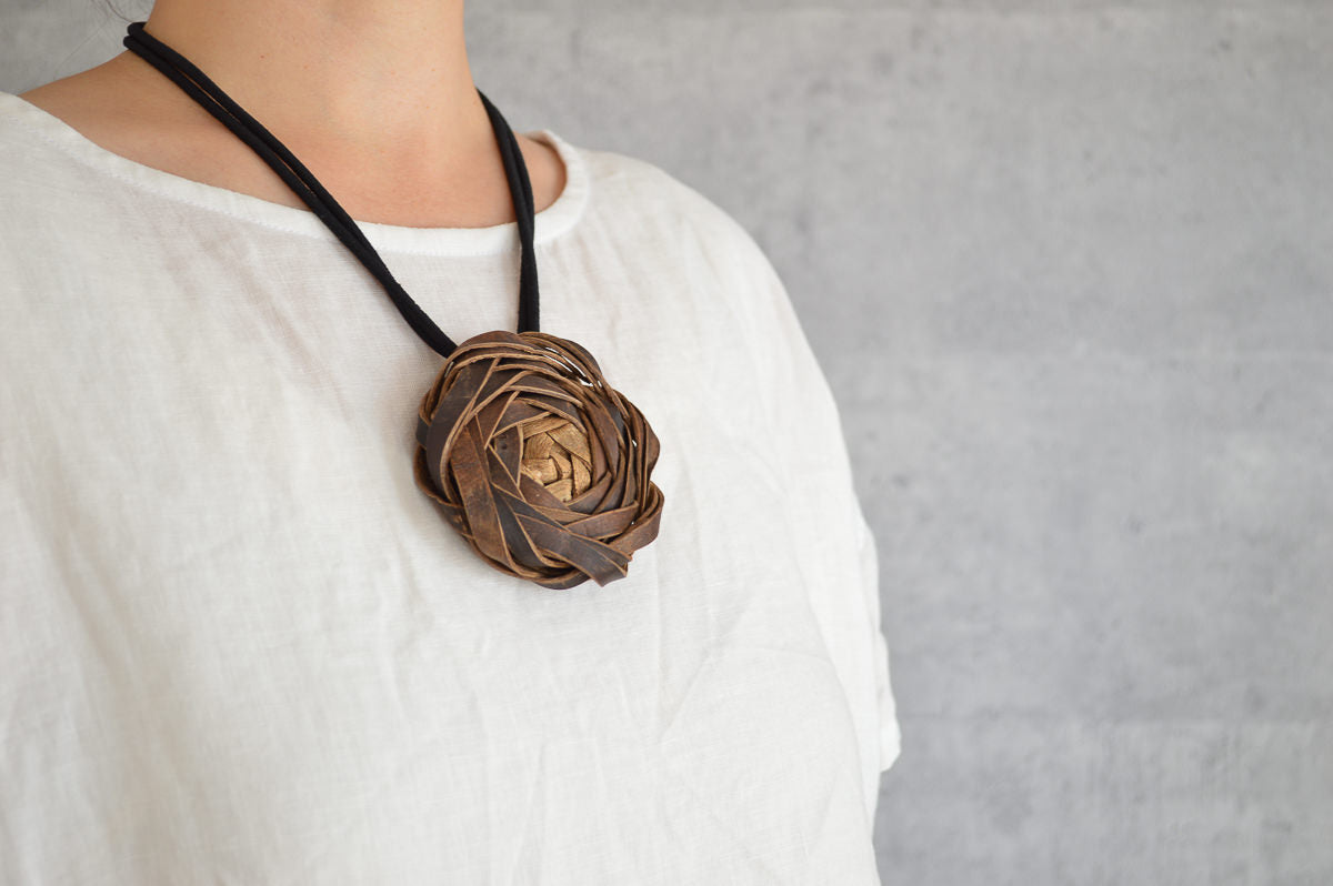 Pendant “Rose” / Walnut Bark / Yamagata-JPN 311416