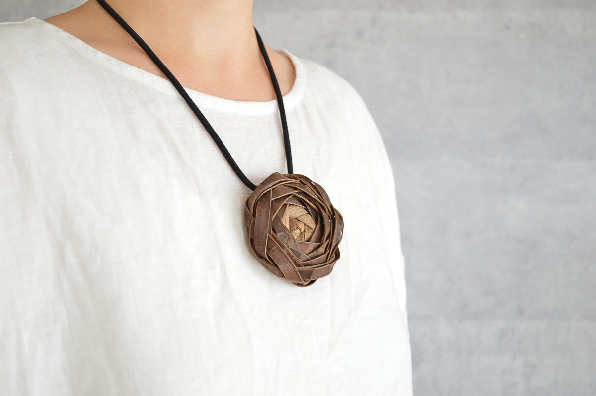 Pendant “Rose” / Walnut Bark / Yamagata-JPN 311416