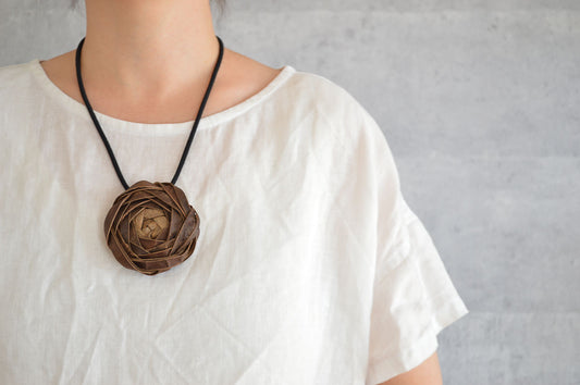 Pendant “Rose” / Walnut Bark / Yamagata-JPN 311416