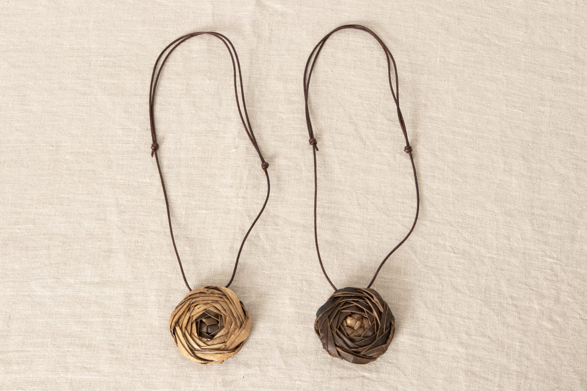 Pendant “Rose” Large / Walnut Bark / Yamagata-JPN 311423