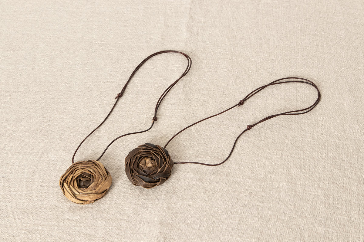 Pendant “Rose” Large / Walnut Bark / Yamagata-JPN 311423