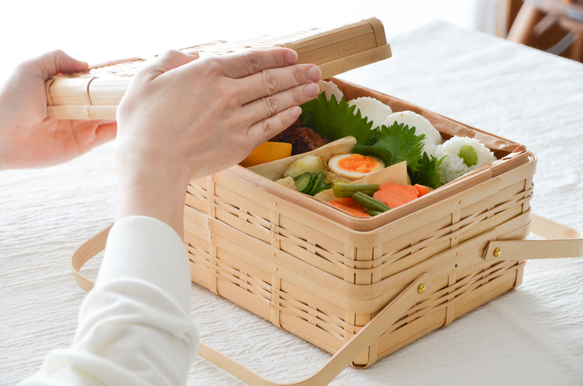 Lunch box with handle M (2-tier) / White bamboo / Kagoshima-JPN 321111-1
