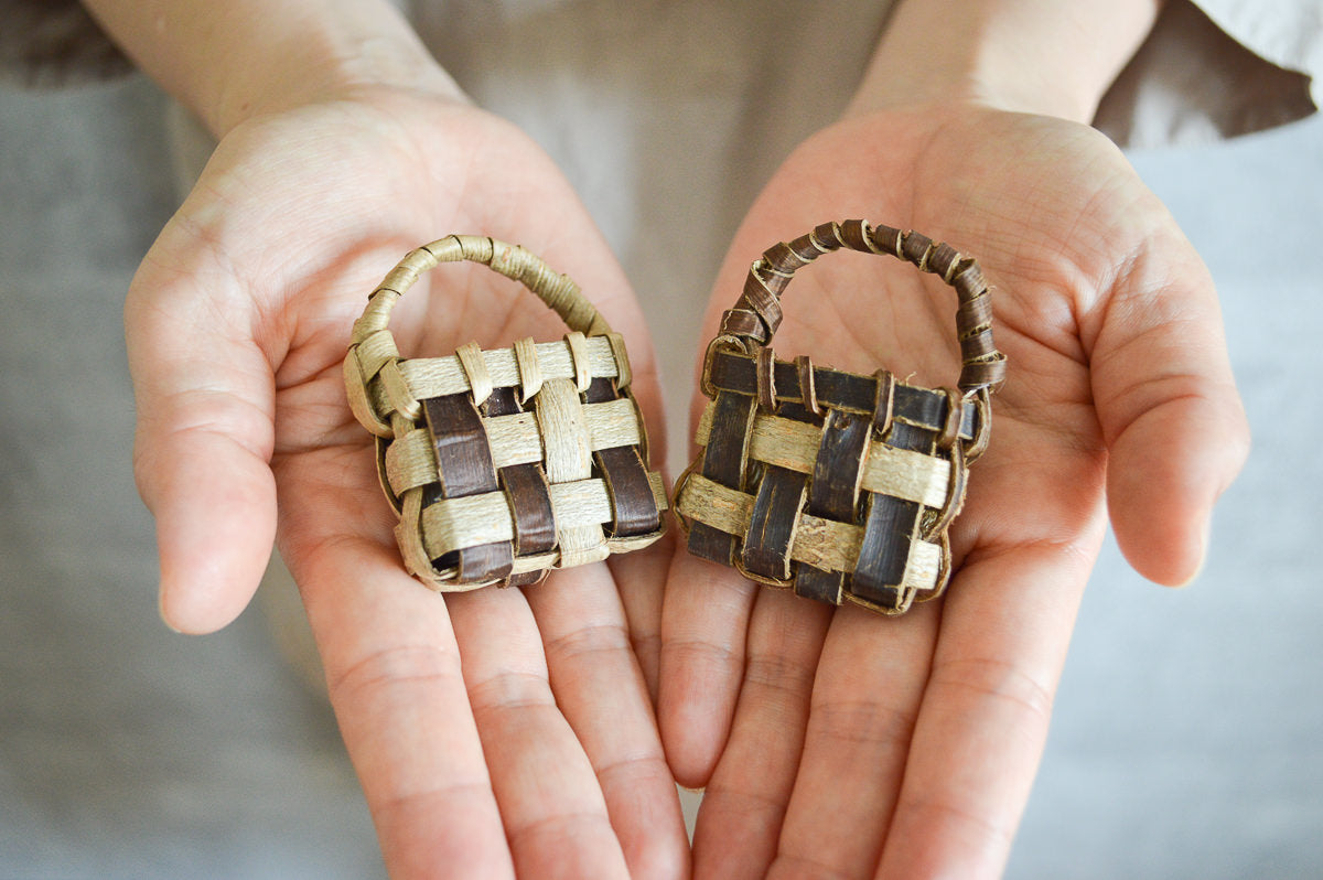 Brooch "Mini Bag" (randomly selected) / Walnut / Iwate-JPN 1510612