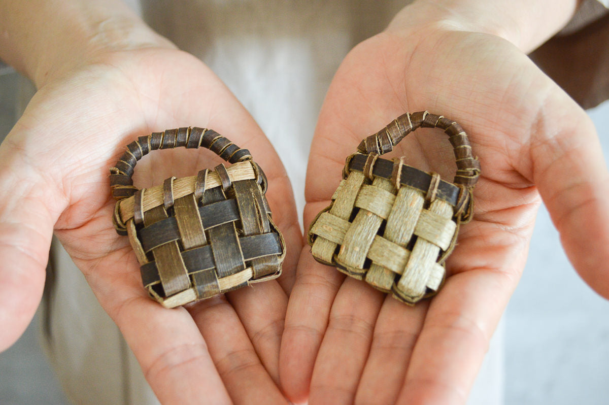 Brooch "Mini Bag" (randomly selected) / Walnut / Iwate-JPN 1510612