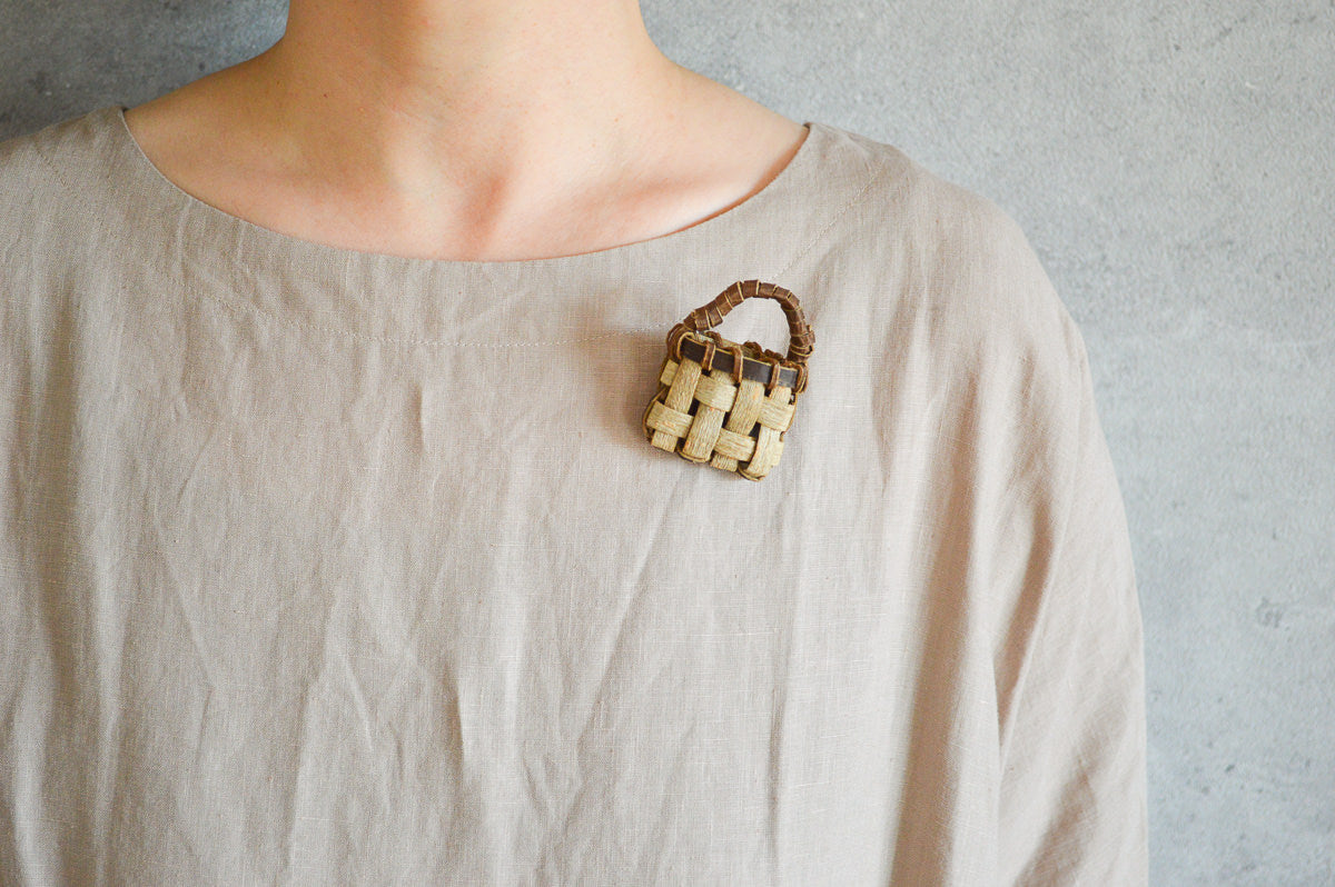 Brooch "Mini Bag" (randomly selected) / Walnut / Iwate-JPN 1510612