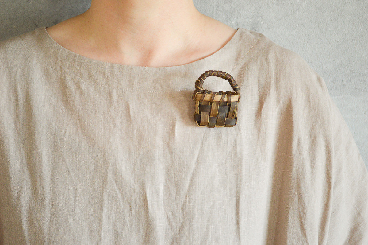 Brooch "Mini Bag" (randomly selected) / Walnut / Iwate-JPN 1510612
