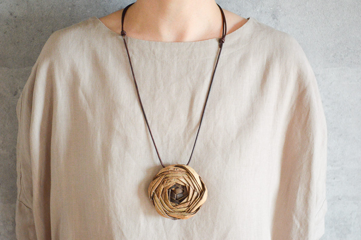 Pendant “Rose” Large / Walnut Bark / Yamagata-JPN 311423