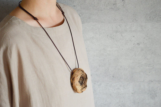 Pendant “Rose” Large / Walnut Bark / Yamagata-JPN 311423