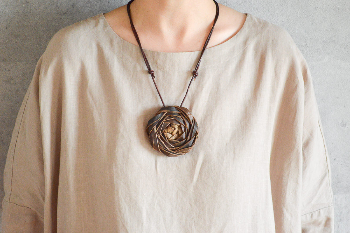 Pendant “Rose” Large / Walnut Bark / Yamagata-JPN 311423