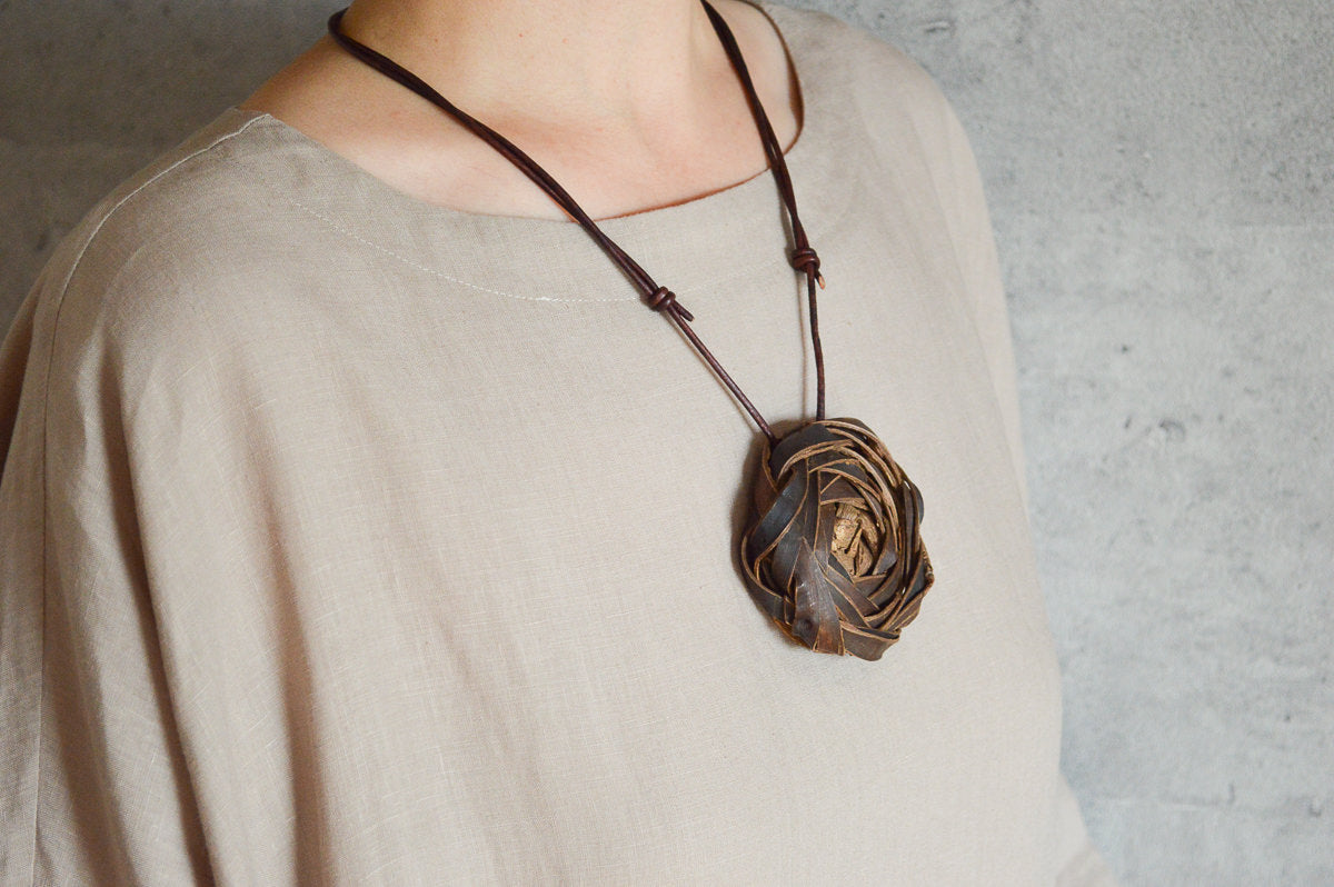 Pendant “Rose” Large / Walnut Bark / Yamagata-JPN 311423