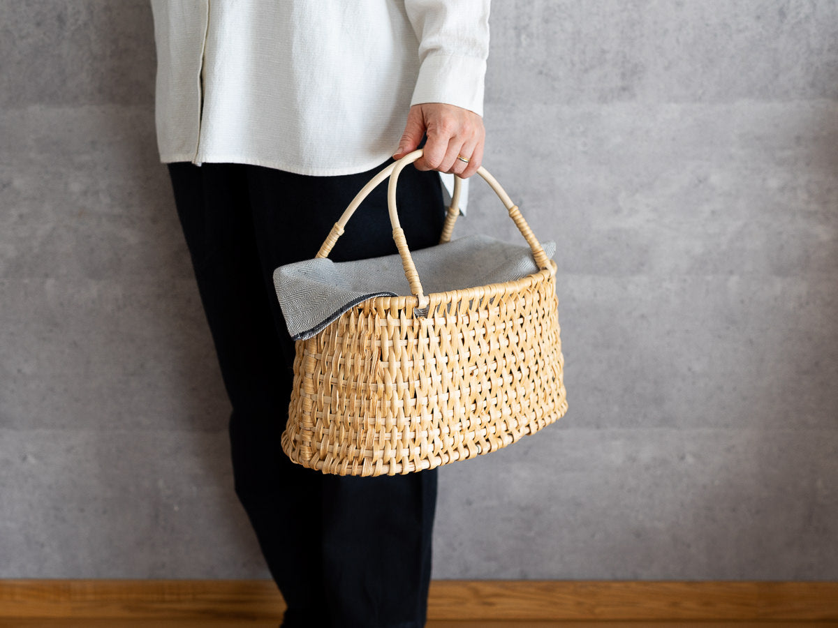 Oval Basket with Handle / Pine Root / LTU 140514