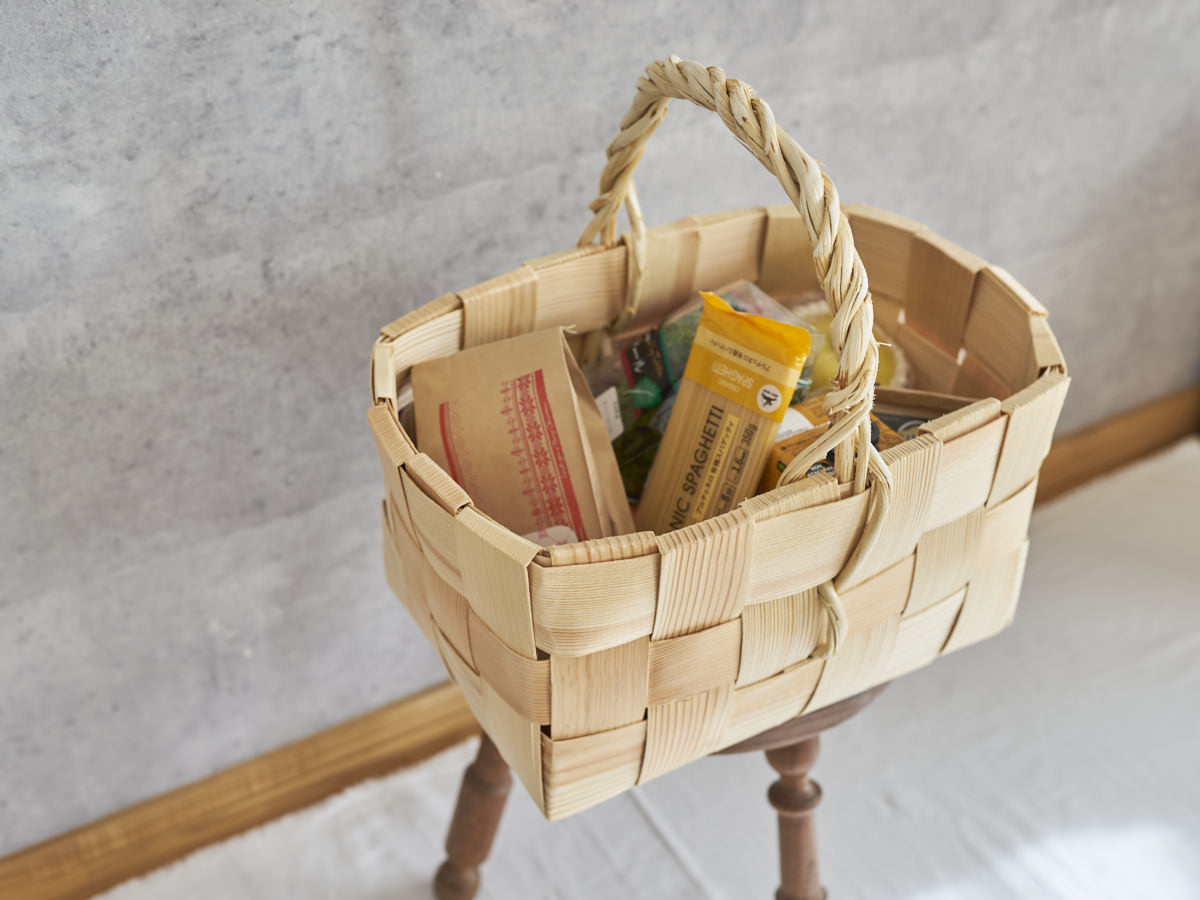 Pine shopping basket with one handle placed on a stool / パインのワンハンドルショッピングバスケットをスツールの上に置いた様子