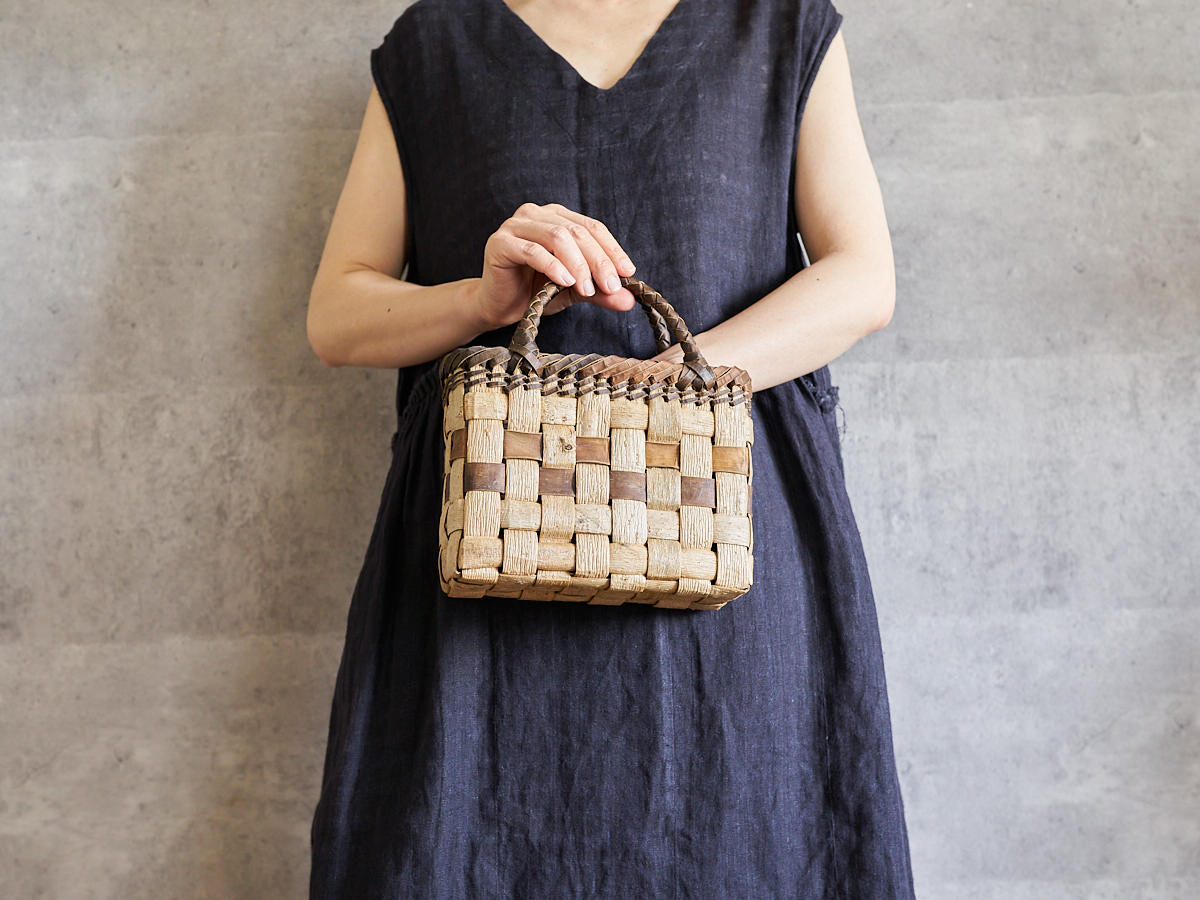 1510753 岩手県/くるみ 手提 tiny 表皮市松 裏皮ライン