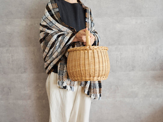 リトアニアのやなぎのかごとガラ紡ストールを身に着けた佇まい / Lithuanian willow basket paired with a Gara-bō spun cotton stole