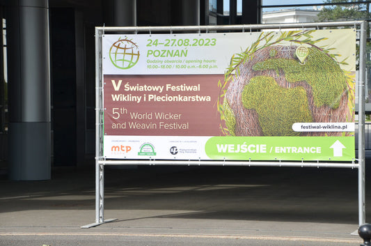 5th World Wicker and Weaving Festival 2023 entrance banner in Poznań, Poland, with event dates and globe-shaped wicker design / ポーランド・ポズナンで開催された「第5回世界かご編み大会2023」の会場入口に設置された大会案内バナー