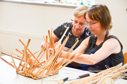 Serfenta staff member (left) leading a cattail basketry workshop at the Poznań Botanical Garden / ポズナン植物園にて、左のセルフェンタスタッフががま細工のワークショップを行っている様子