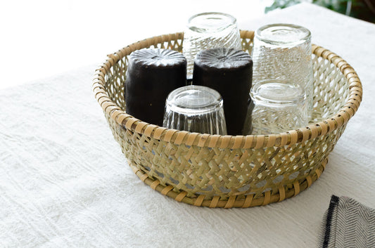 Bowl basket holding upside-down glasses on a table / テーブルの上でグラスを伏せて入れた椀かご