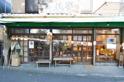 はい、承知しました。 **SP用 Alt（英語 / 日本語）**で出します。写真に忠実・短めです。  Alt： Exterior of Chikuseidō bamboo craft shop in Suginami, Tokyo / 東京・杉並にある竹工芸店「竹清堂」の外観