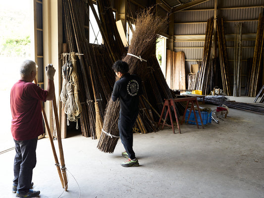 Akihito and Hiroaki Kanasaki bundling Nagaho black bamboo at the Kanasaki Bamboo Materials workshop in Wakayama / 和歌山県の金﨑竹材店の作業場で、長穂の黒竹を束ねる金﨑昭仁さんと弘昭さん