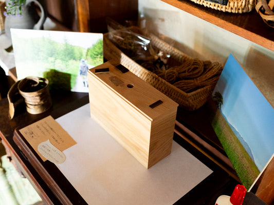 A small wooden drawer prepared for decoration on a table during the exhibition / 特集展のテーブル上に置かれた、小引き出しづくり用の木製引き出し