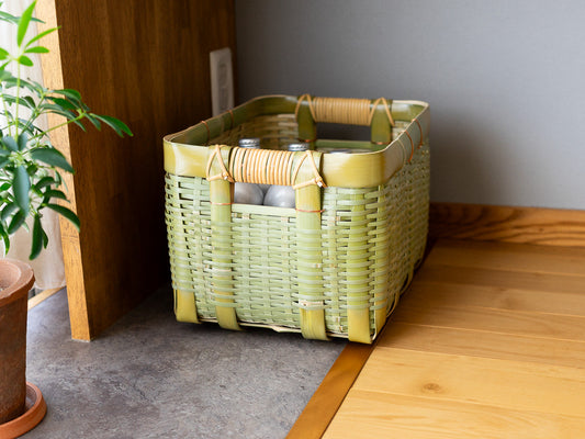 Square goyo basket made of fresh green bamboo placed on a wooden floor / 床に置かれた青竹製の御用籠