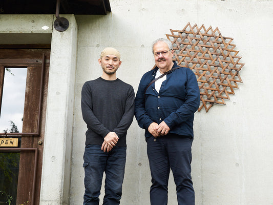 Shigeki Tanaka and Manfred standing in front of Chikuseido, a bamboo craft workshop in Hokuto, Yamanashi / 山梨県北杜市の竹工房・竹清堂の前で記念撮影する田中茂樹さん（左）とマンフレッドさん（右）