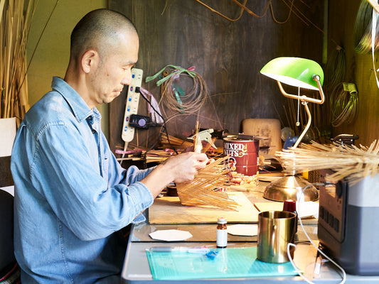 Naoki Yoshida weaving a bamboo basket at his workshop in Oita, Japan. / 大分県の工房で、竹かごを編む吉田直樹さん。