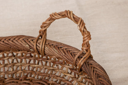Round basket with handle / Brown Akebi vine / Nagano-JPN 311228-1