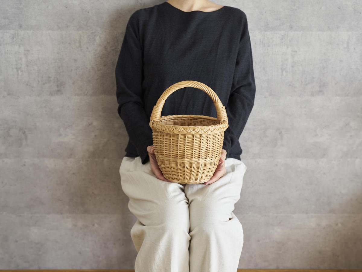 リトアニア/やなぎ　シギタスさん　手つきラウンドバスケット　小　140522-7