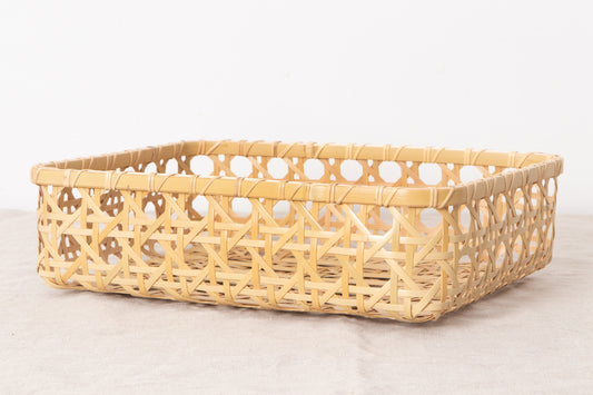 Rectangular white bamboo basket in yatsume weave on a surface / 白竹の八つ目編み角バスケットを置いた様子