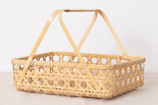 Rectangular white bamboo basket with handles on a surface / 白竹の手つき角バスケットを置いた様子