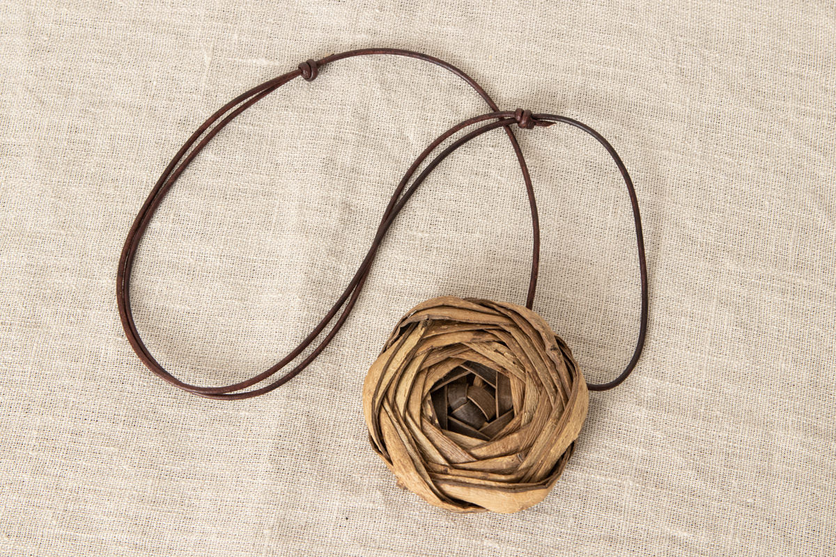 Pendant “Rose”, L (leather strap)[ Light, Dark ] / Walnut / Yamagata-JPN 311423