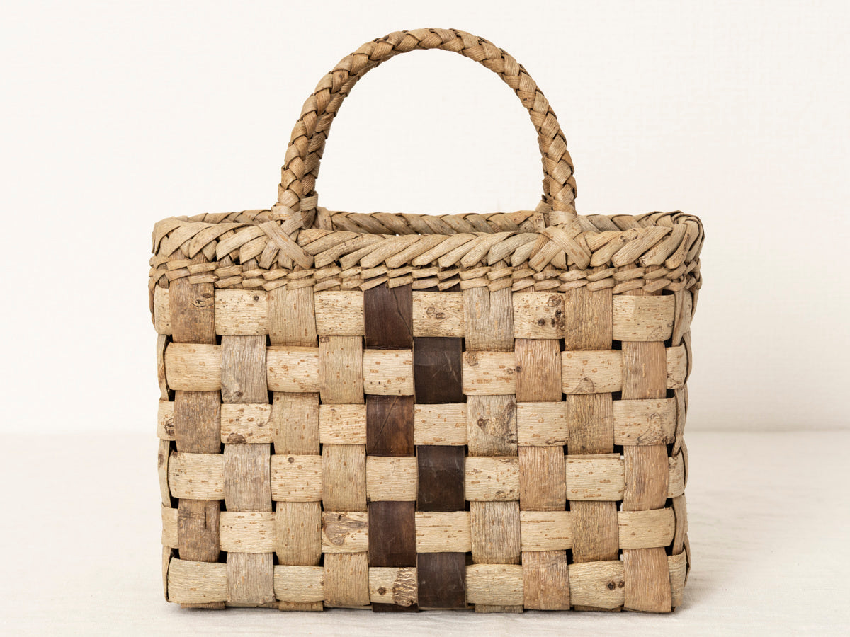 Handheld Basket “Checker Outer-Bark with Inner-Bark Center” / Walnut Bark / Iwate-JPN 1510742