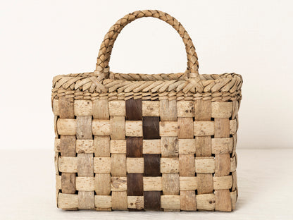 Handheld Basket “Checker Outer-Bark with Inner-Bark Center” / Walnut Bark / Iwate-JPN 1510742