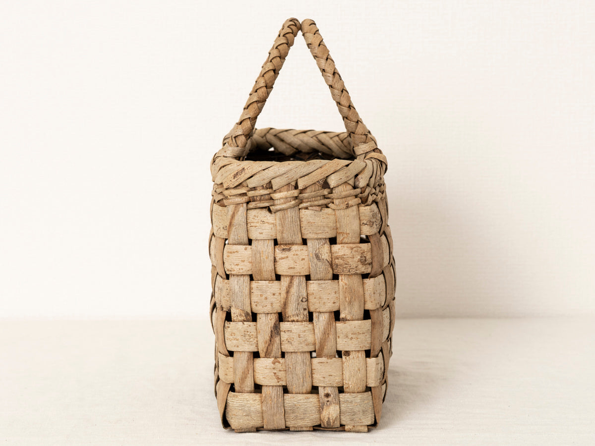 Handheld Basket “Checker Outer-Bark with Inner-Bark Center” / Walnut Bark / Iwate-JPN 1510742