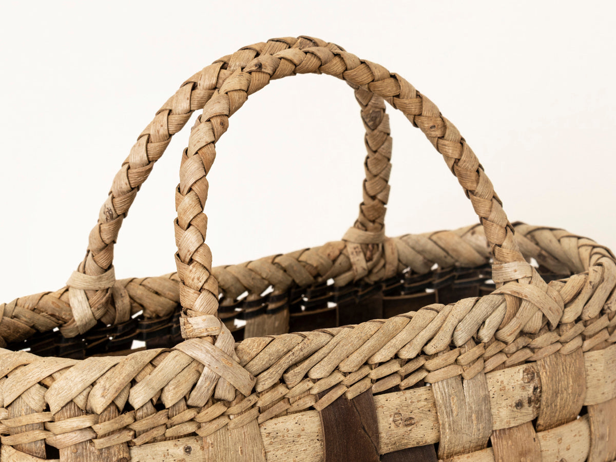 Handheld Basket “Checker Outer-Bark with Inner-Bark Center” / Walnut Bark / Iwate-JPN 1510742