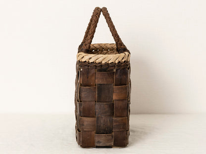 Handheld Basket “Inner-Bark Checker with Outer-Bark Rim M” / Walnut Bark / Iwate-JPN 1510748