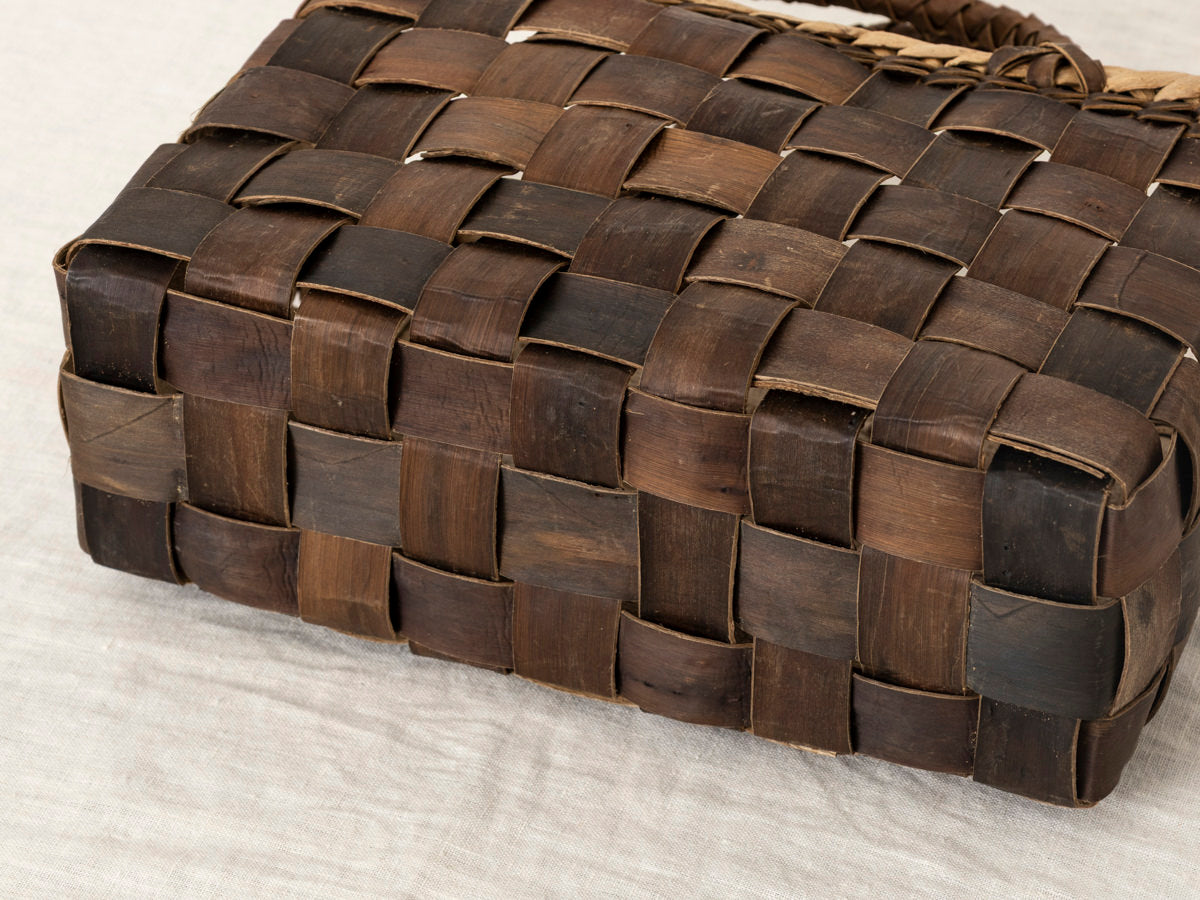 Handheld Basket “Inner-Bark Checker with Outer-Bark Rim M” / Walnut Bark / Iwate-JPN 1510748