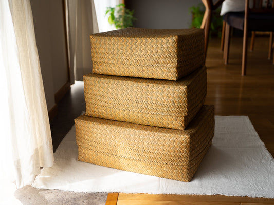 Lidded wide storage baskets made of krajood grass stacked on the floor / カチューの蓋付きワイド整理かごを床に重ねた様子