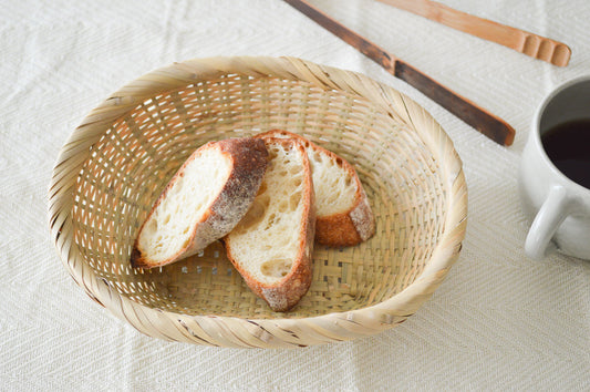 Slices of bread on a bamboo flat tray / 竹の平ざるにパンをのせた様子