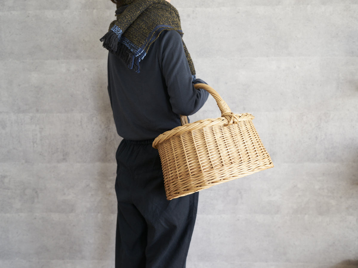 Willow picnic basket M being held by a person wearing a scarf / やなぎのピクニックバスケットMをマフラーを巻いて持っている様子