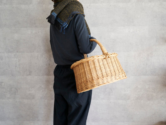 Willow picnic basket M being held by a person wearing a scarf / やなぎのピクニックバスケットMをマフラーを巻いて持っている様子