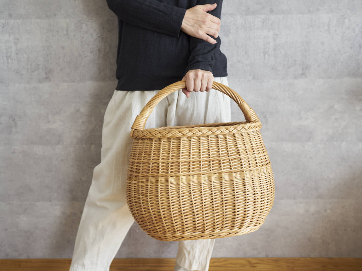 Willow oval basket with handle being held / やなぎの手つきオーバルバスケットを持っている様子