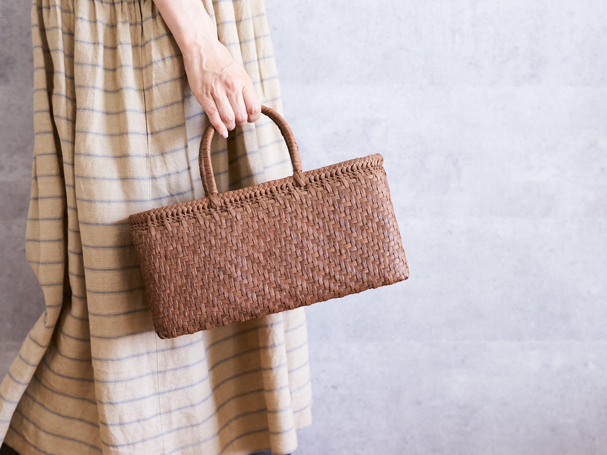 Shallow grapevine basket bag being held / やまぶどうの浅型手提げを持っている様子