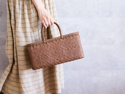 Shallow grapevine basket bag being held / やまぶどうの浅型手提げを持っている様子