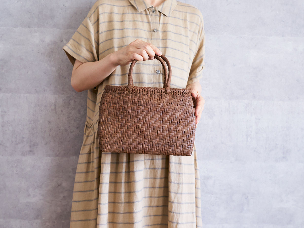 Grapevine basket bag being held / やまぶどうの手提げを持っている様子