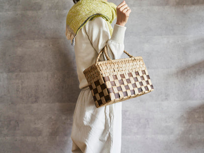 Walnut bark checker handbag with under-check pattern held on the arm / くるみの表皮市松編み手提げ（アンダーチェック）を腕に掛けた様子
