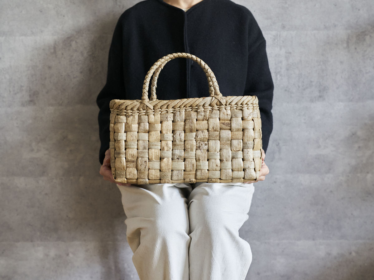 Handheld Basket “Checker” All-Outer-Bark Wide / Walnut Bark / Iwate-JPN 1510738