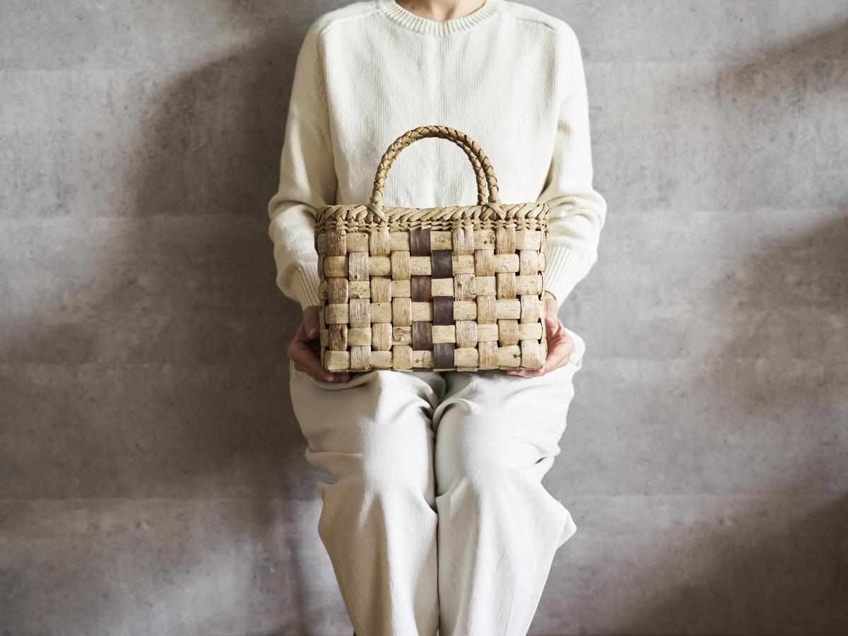 Handheld Basket “Checker Outer-Bark with Inner-Bark Center” / Walnut Bark / Iwate-JPN 1510742